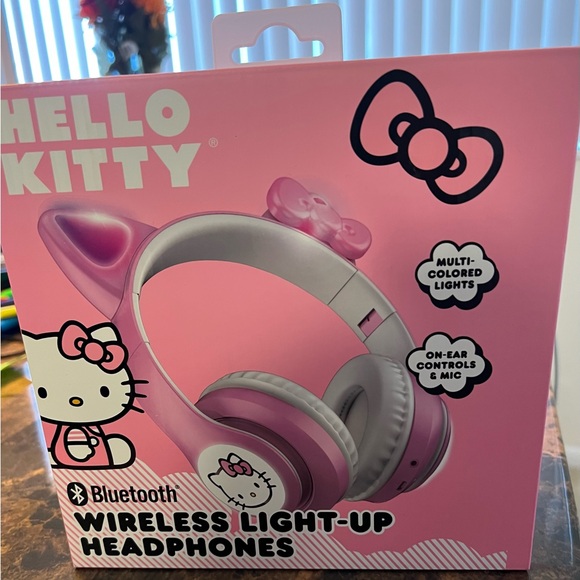 NIB Bluetooth® Hello Kitty® Wireless Light Up Headphones - Picture 6 of 6